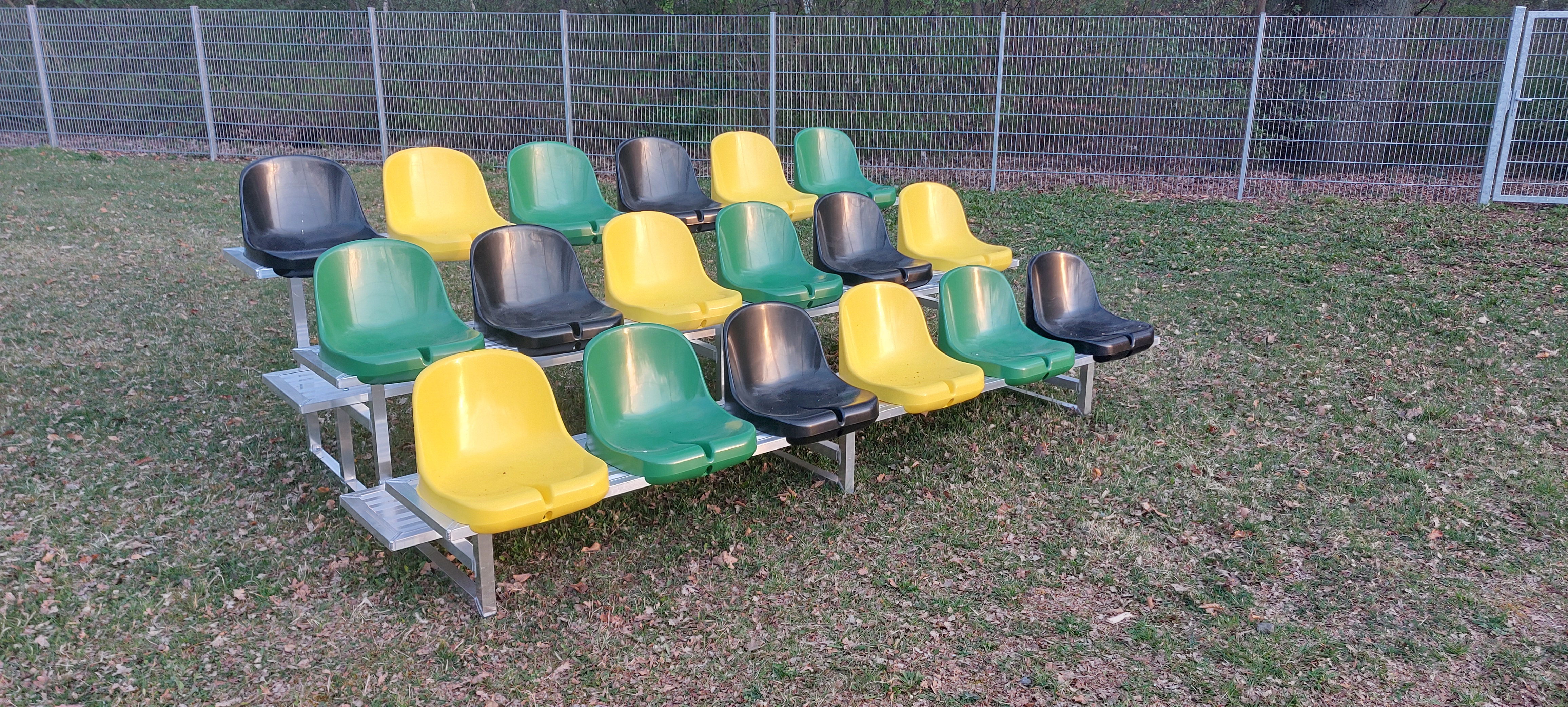 Mobile Tribüne Pro - 18 Sitze - Sitzfarben nach Wahl